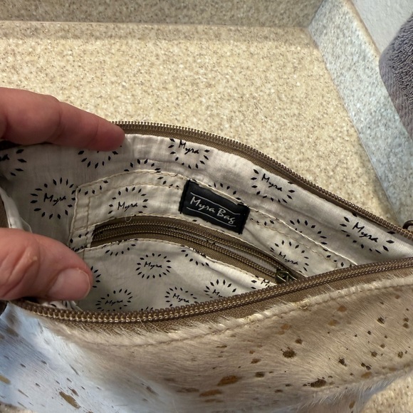 Elegant Gold and Cream Women's Bag - Picture 3 of 4